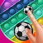 Una mano interactuando con un pop it circular de colores con pelotas de fútbol sobre él