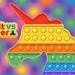 Un unicornio hecho de un juguete Pop It arcoíris sobre un fondo colorido con el texto Pop It vs Spinner