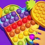 Juguete de burbujas de colores en forma de personaje entre frutas sobre un fondo morado, con una mano interactuando