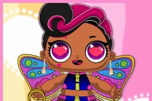 Muñeca con grandes ojos morados, cabello rosa y negro, con alas coloridas y fondo rosa