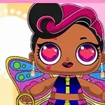Muñeca con grandes ojos morados, cabello rosa y negro, con alas coloridas y fondo rosa