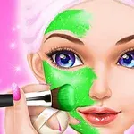 Persona aplicando una mascarilla facial verde con un pincel en el rostro de una mujer con ojos azules y fondo rosado