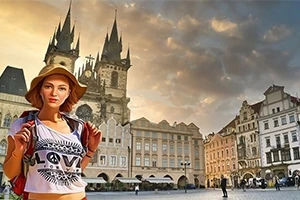 Mujer con sombrero y mochila frente a una arquitectura histórica con torres altas bajo un cielo nublado