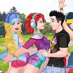 Cuatro personas vestidas con ropa colorida posan alegremente en un parque verde