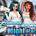 Tres mujeres jóvenes vestidas de blanco con peinados elegantes posan bajo luces brillantes en una fiesta nocturna