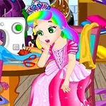 Una princesa de cabello multicolor y vestido rosa observa a un libro con cara que está sobre una mesa junto a una máquina de coser
