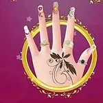 Mano con tatuaje floral, uñas decoradas y anillos en un fondo morado con detalles dorados