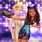 Dos mujeres jóvenes posando juntas, una rubia con vestido dorado y otra de cabello oscuro vestida con un vestido brillante multicolor, ambas en un ambiente de discoteca con un fondo deslumbrante y luces brillantes