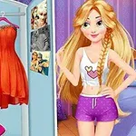 Una joven con cabello largo y rubio, vistiendo camiseta blanca y shorts morados, junto a dos vestidos colgados en un vestidor
