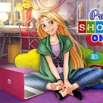 Princesa de cabello rubio sentada en una habitación con una laptop rosa y carteles de descuentos