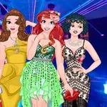 Cuatro mujeres jóvenes con vestidos elegantes y coloridos, posando en un entorno festivo con luces de colores en el fondo
