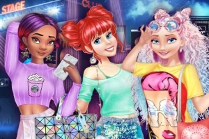 Tres chicas con ropa colorida y moderna, sonríen y posan juntas en lo que parece ser un entorno urbano nocturno con luces brillantes