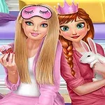 Dos chicas con pijamas rosadas sentadas juntas, una sosteniendo un cupcake y la otra un conejo, ambas luciendo contentas