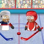 Dos jugadores de hockey sonrientes, uno con uniforme rojo y otro con uniforme blanco, listos para iniciar un partido en una pista de hielo, con espectadores animados en el fondo