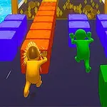 Personajes de colores compiten en una carrera de obstáculos con bloques sobre una plataforma rodeada de agua
