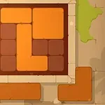 Piezas geométricas de colores naranja y marrón encajan dentro de un tablero cuadrado con un fondo beige y detalles verdes