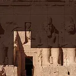 Antiguo templo egipcio con grandes estatuas de faraones talladas en la roca
