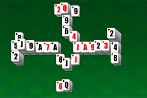 Bloques con cartas de naipes sobre un fondo verde oscuro