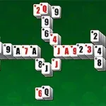 Bloques con cartas de naipes sobre un fondo verde oscuro