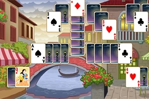 Cartas de juego dispuestas en un patrón piramidal sobre un fondo de canal con puente y edificaciones
