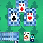 Naipe de un juego de cartas con cartas numéricas visibles y fondo verde de tréboles