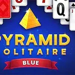 Cartas flotantes con el texto Pyramid Solitaire Blue y un dibujo de una pirámide dorada sobre un fondo azul