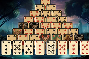 Estructura de cartas de juego dispuestas en forma de pirámide sobre un fondo de bosque místico