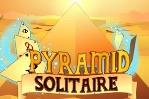 Cartas de naipes frente a una pirámide en un fondo de atardecer desértico con texto PYRAMID SOLITAIRE