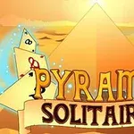 Cartas de naipes frente a una pirámide en un fondo de atardecer desértico con texto PYRAMID SOLITAIRE