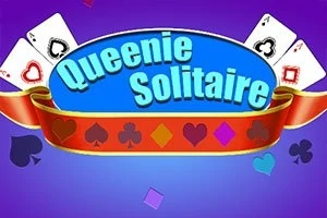 Título Queenie Solitaire con un fondo morado, cartas de naipes y una cinta decorativa roja
