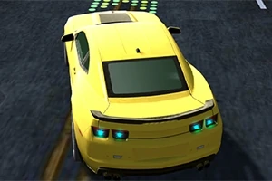 Auto deportivo amarillo conduciendo por una carretera asfaltada con luces traseras encendidas