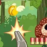 Escena de dibujos animados en un bosque con un alce sonriente, hongos y un arma disparando hacia una moneda con alas