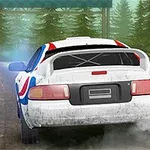 Coche de rally blanco con franjas rojas y azules avanzando por un camino de tierra rodeado de árboles y neblina