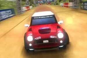Auto rojo de rally avanzando a alta velocidad por una pista de tierra, rodeado de letreros publicitarios y banderas en un ambiente de competición