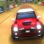 Auto rojo de rally avanzando a alta velocidad por una pista de tierra, rodeado de letreros publicitarios y banderas en un ambiente de competición