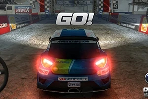 Auto de carreras en una pista con la palabra GO!