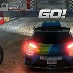 Auto de carreras en una pista con la palabra GO!