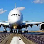 Avión comercial grande en la pista listo para despegar bajo un cielo azul con nubes