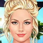 Una mujer rubia con el cabello recogido frente a una piscina y palmeras en un entorno soleado