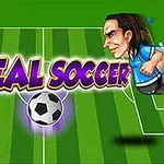 Jugadores caricaturizados de fútbol en un campo con texto Real Soccer y un balón en el centro