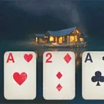 Cuatro cartas de póker (A de corazones, 2 de diamantes, A de tréboles, A de picas) frente a una cabaña iluminada en la noche
