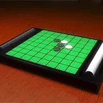 Tablero de juego con fichas blancas y negras sobre una cuadrícula verde, colocado sobre una superficie de madera