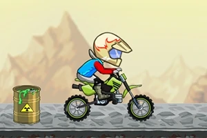 Personaje en moto de motocross con casco, pasando por un camino junto a un barril amarillo con símbolo de radiación, sobre un fondo de montañas