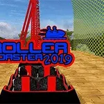 Montaña rusa roja con logo Roller Coaster 2019 en primer plano, sobre un camino de madera con fondo de cielo azul y redes amarillas a los lados