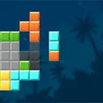 Bloques de colores en distintas configuraciones sobre un fondo azul con siluetas de palmeras