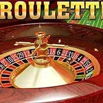 Ruleta de casino en una mesa de madera con un tablero verde de apuestas al fondo