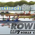 Competencia de remo con varios equipos en botes sobre un río, con carteles publicitarios al fondo y texto ROWING 2 sculls challenge en primer plano