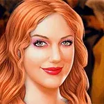 Retrato de una mujer sonriente con cabello pelirrojo y maquillaje en un ambiente borroso de fondo