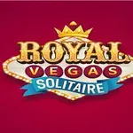 Logotipo con texto Royal Vegas Solitaire sobre fondo rojo, adornado con una corona dorada y cintas decorativas
