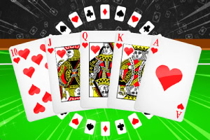 Cinco cartas de póker en una mano ganadora en un fondo verde con naipes en miniatura alrededor